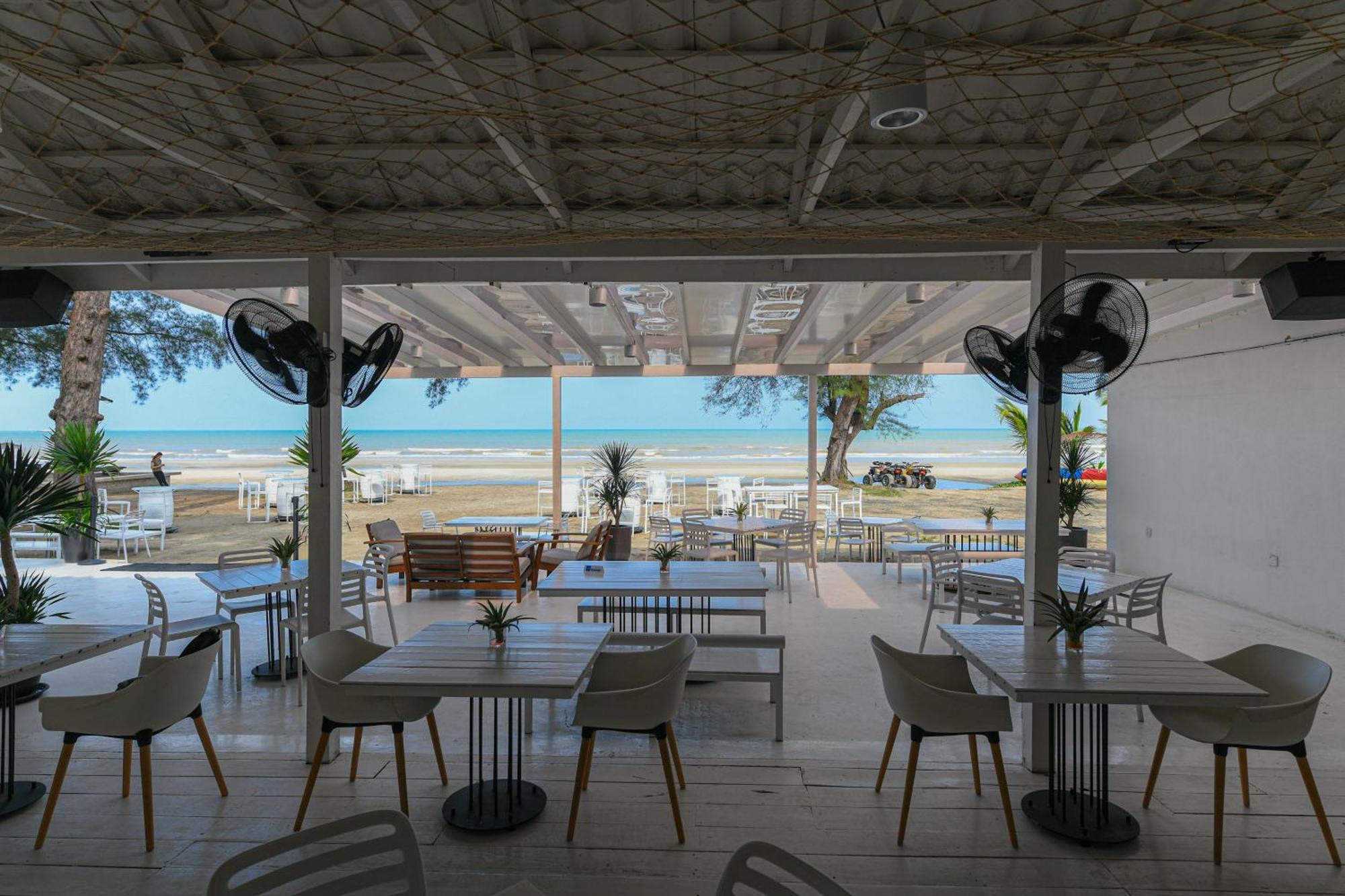Adena Beach Resort Kuantan Exterior photo